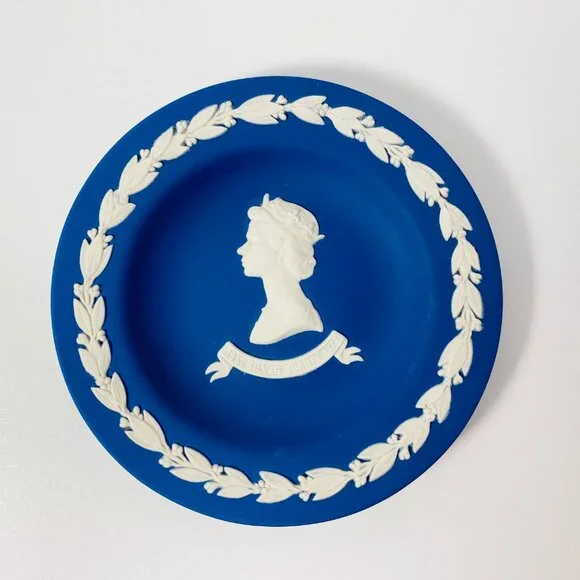 Set of 2  DkBlue Wedgwood Queen Elizabeth & Duke Edinburgh Silver Jubilee Plates - Picture 4 of 4